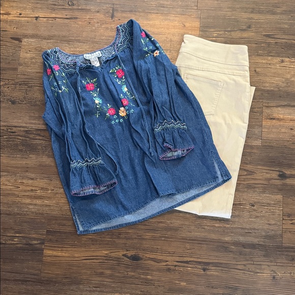 New Directions Jeans embroidered top - Picture 2 of 9